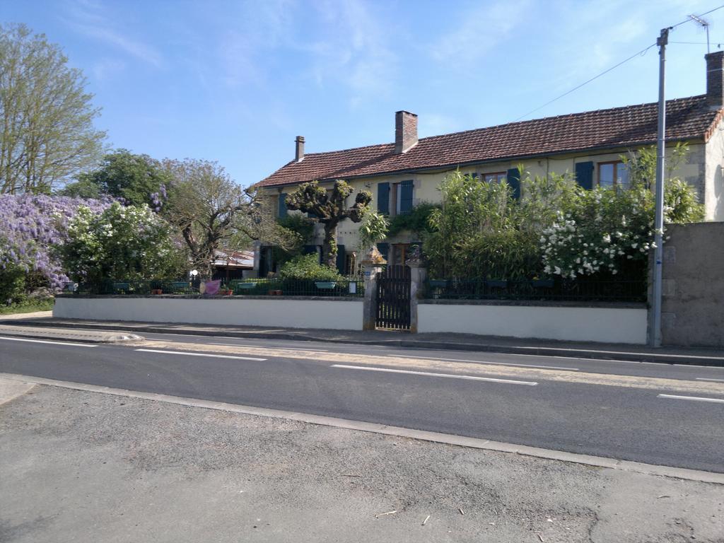 Bed and Breakfast La Maison Jaune Bouresse Экстерьер фото
