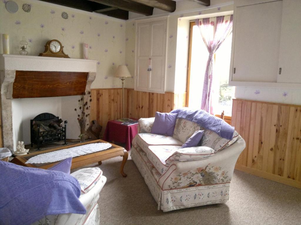 Bed and Breakfast La Maison Jaune Bouresse Экстерьер фото