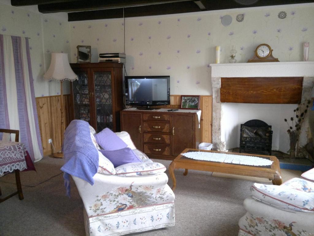 Bed and Breakfast La Maison Jaune Bouresse Экстерьер фото
