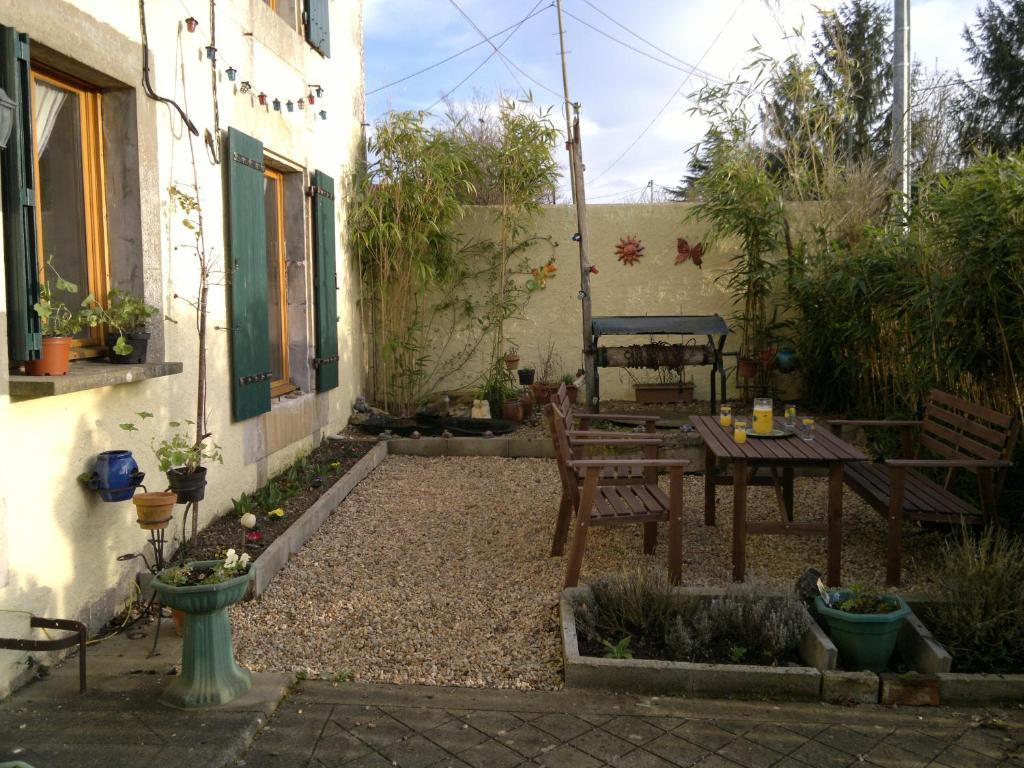 Bed and Breakfast La Maison Jaune Bouresse Экстерьер фото