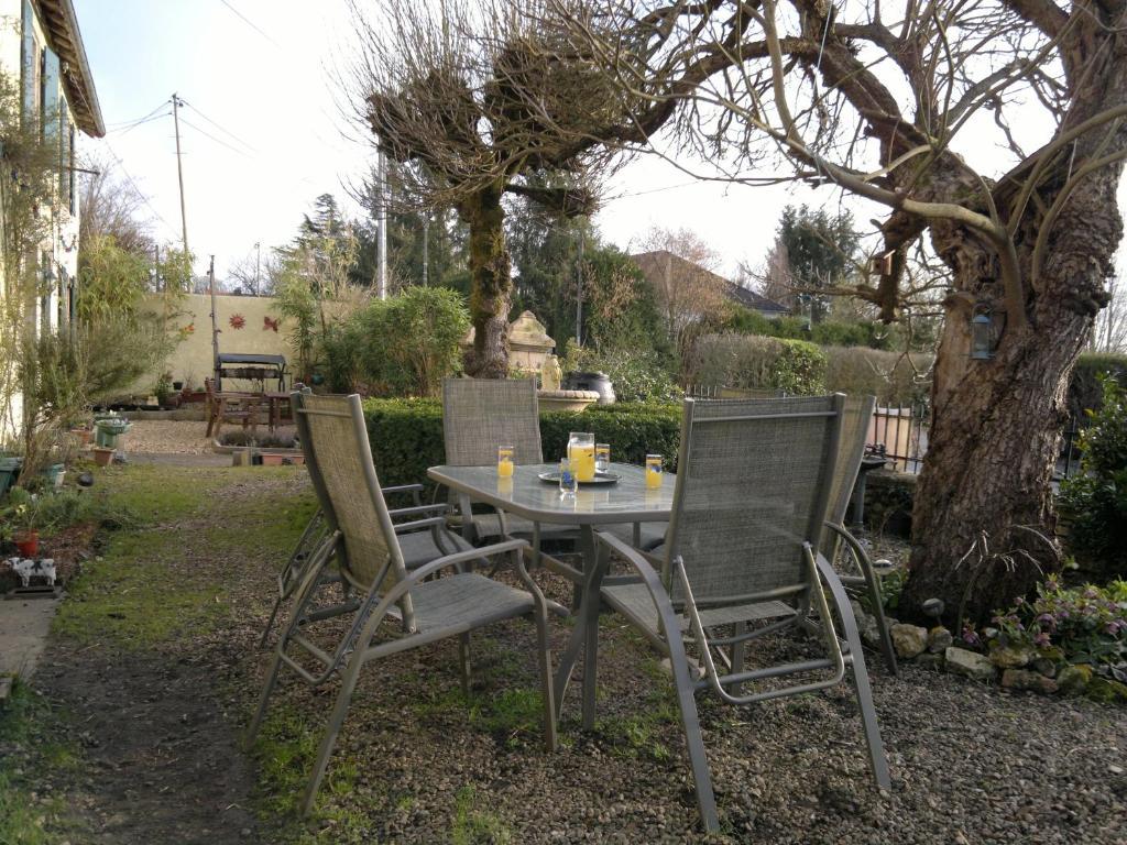 Bed and Breakfast La Maison Jaune Bouresse Экстерьер фото